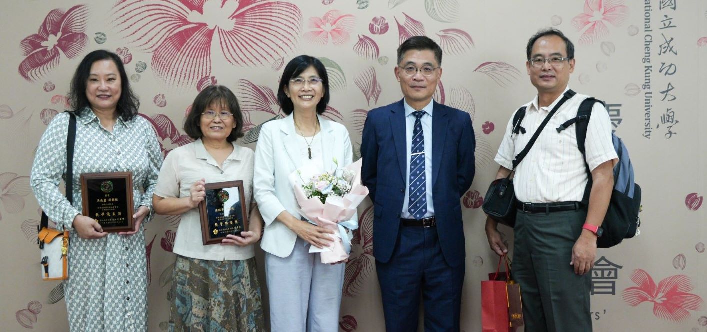 陳昭芳老師(左二)獲113學年度EMI教學創新特優教師獎