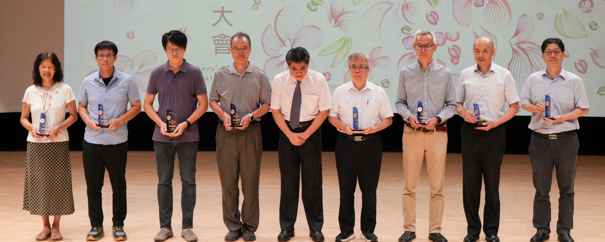 Congratulations to Professor Ching-yu Hsieh (first from the left), recipient of the Outstanding Faculty Advising Award of the College of Liberal Arts