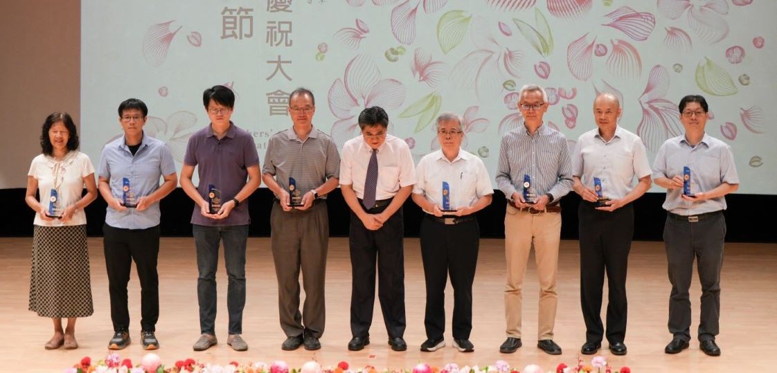 謝菁玉老師（左一）獲113學年度文學院輔導優良教師